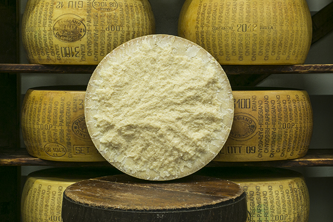 Forma di Parmigiano Reggiano aperta nel magazzino
